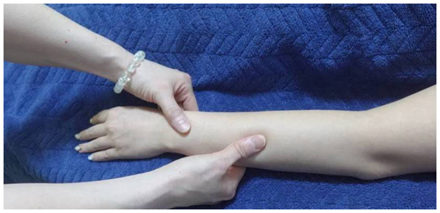 ハンドケア施術の様子